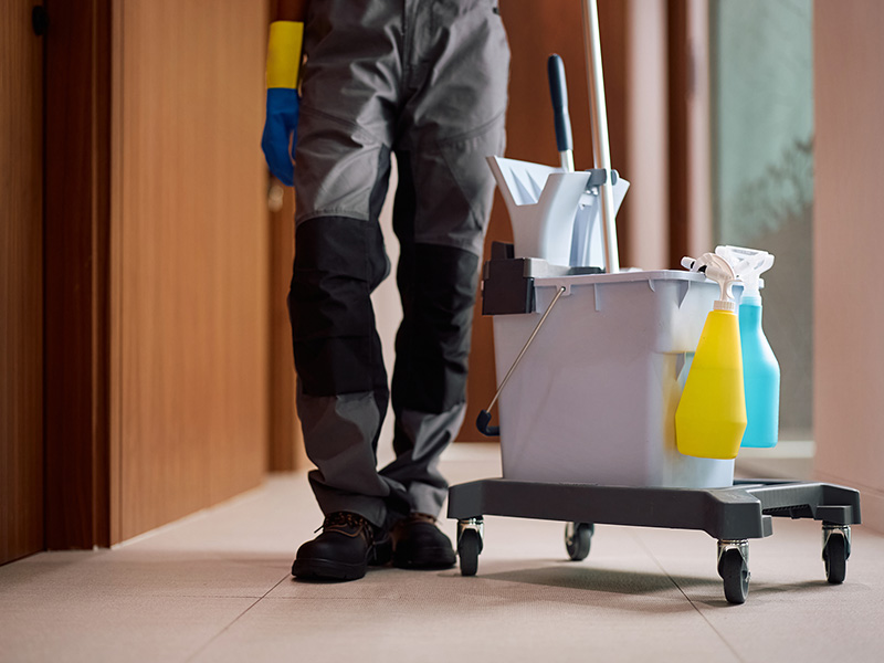 Gros plan sur un seau de nettoyage dans un couloir