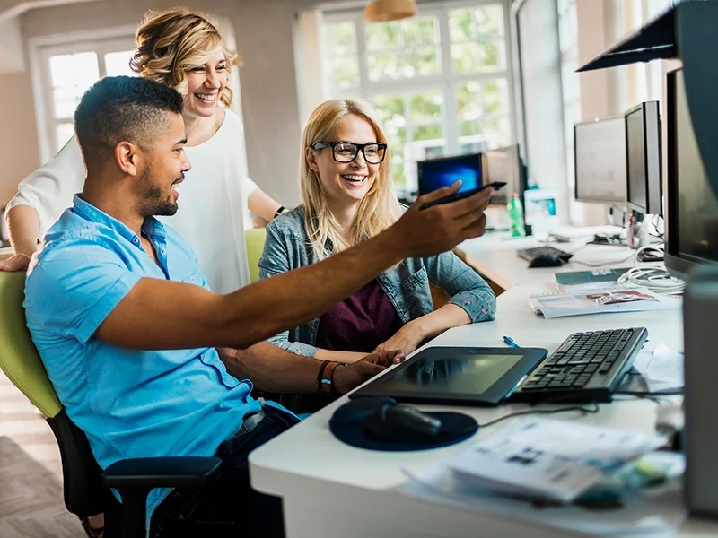 Homme en train de nettoyer les vitres d'un bureau