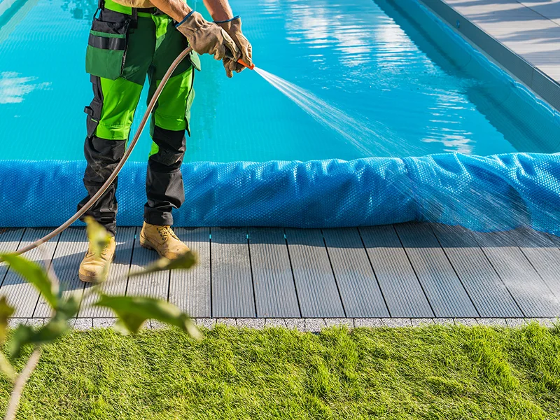 Nettoyage abords de piscine