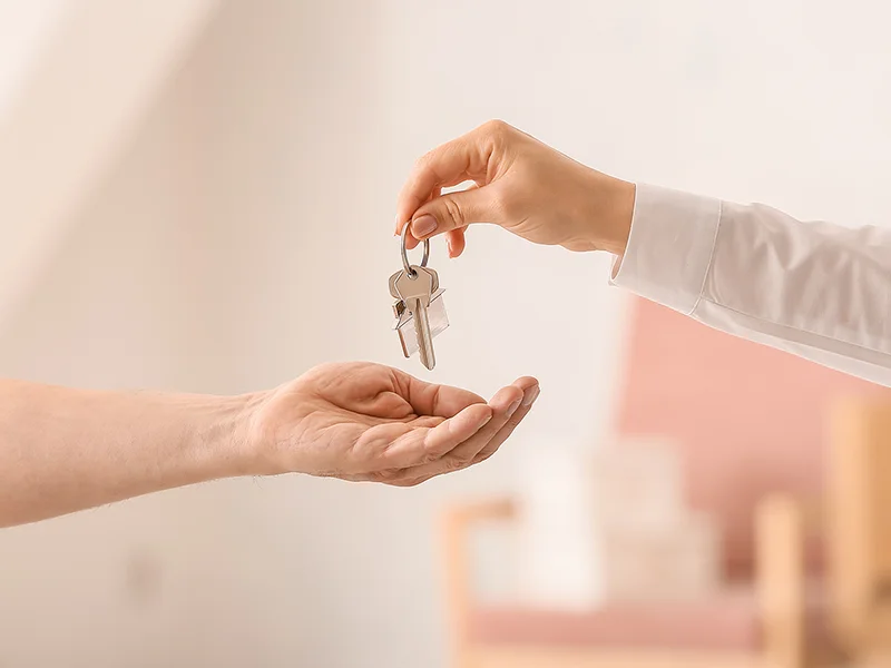Main qui donne des clés de maison