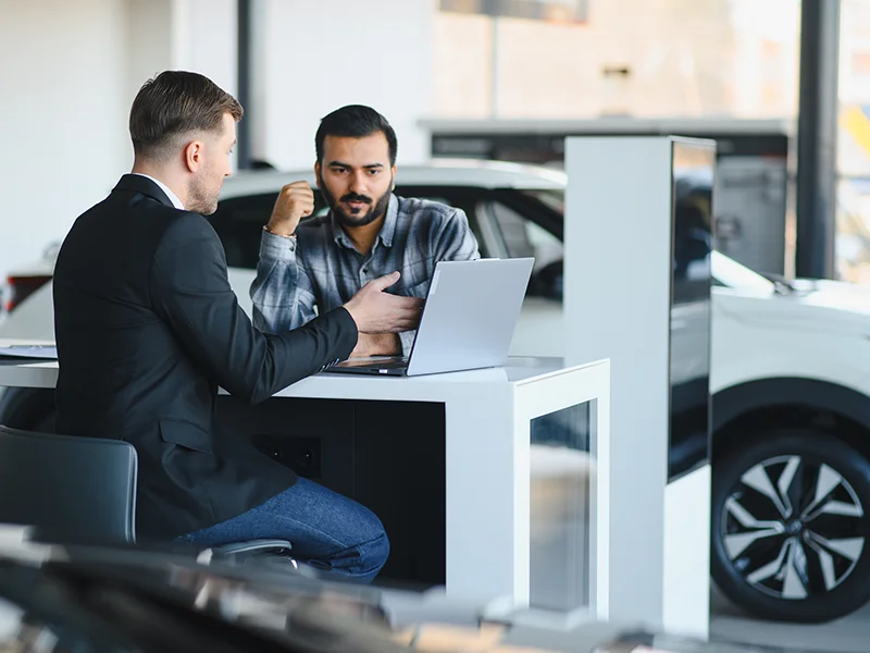 2 hommes discutant au bureau d'un showroom