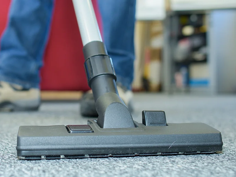 Gros plan aspirateur dans un bureau