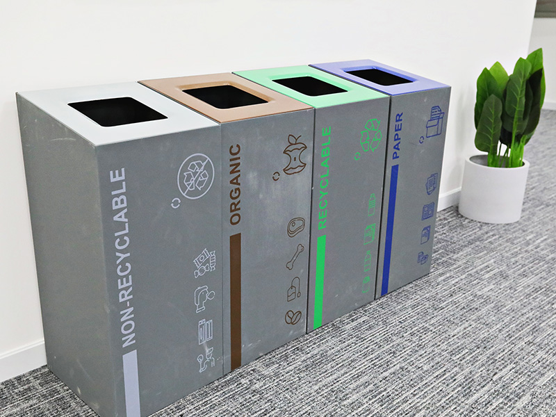 Poubelles de tri sélectif dans hall