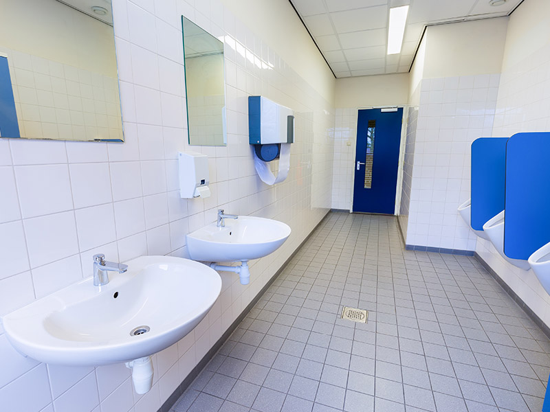 Nettoyage des sanitaires d'une école