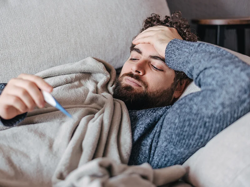 Homme malade couch&eacute; dans le fauteuil