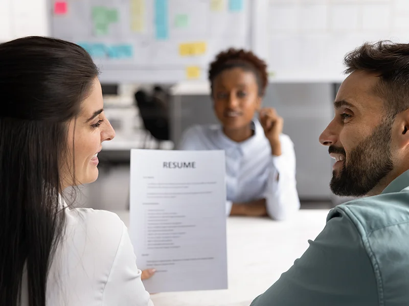 RH consultant le CV d'une candidate