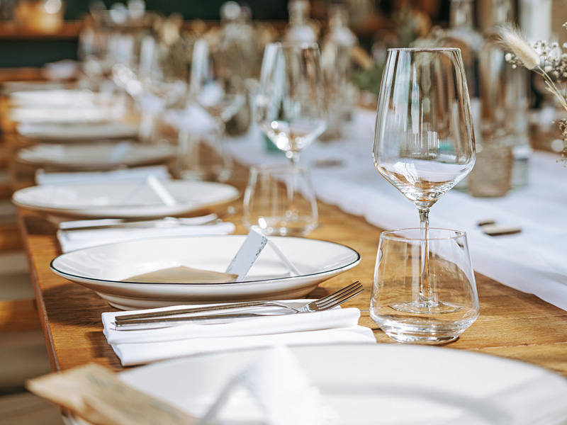 Gros plan d'une belle table de restaurant