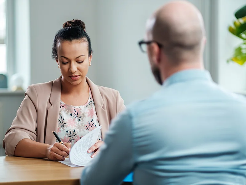 Femme engag&eacute;e par un employeur